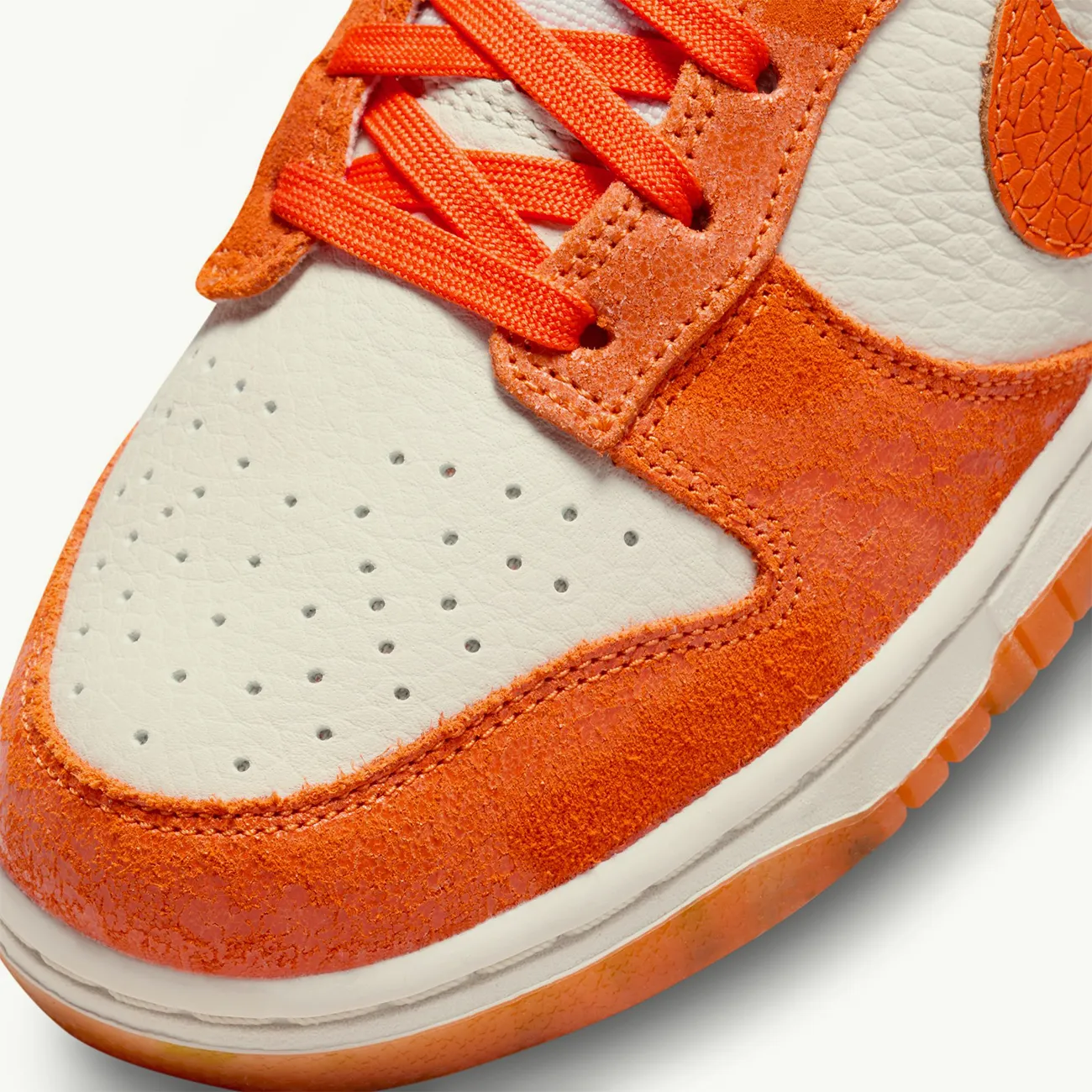 WOMENS DUNK LOW LIGHT BONE SAFETY ORANGE LASER ORANGE